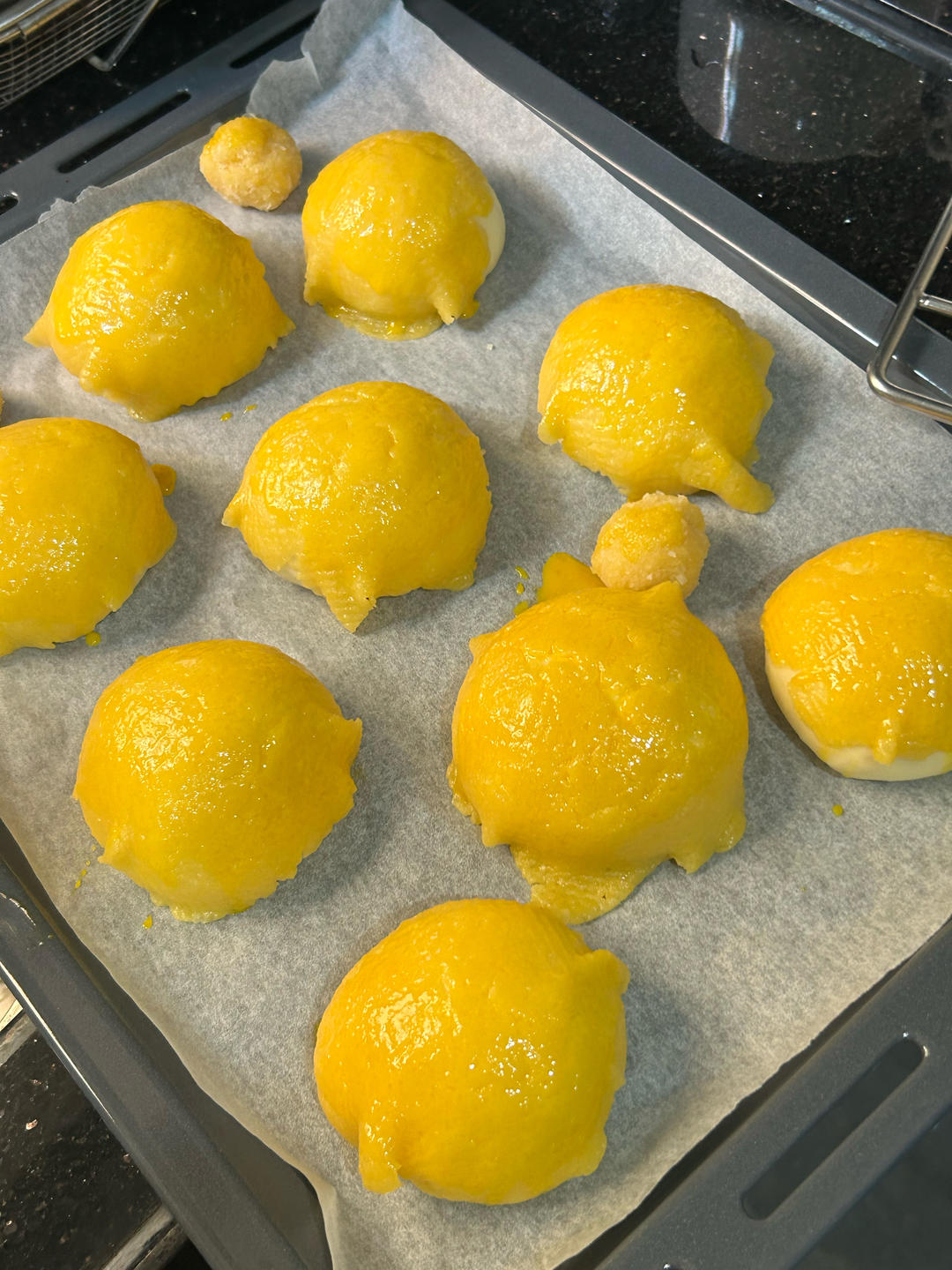 做100款面包の12：在家开茶餐厅!港式菠萝包 –不划格子自然裂开的香酥脆皮！菠萝油/酥皮包