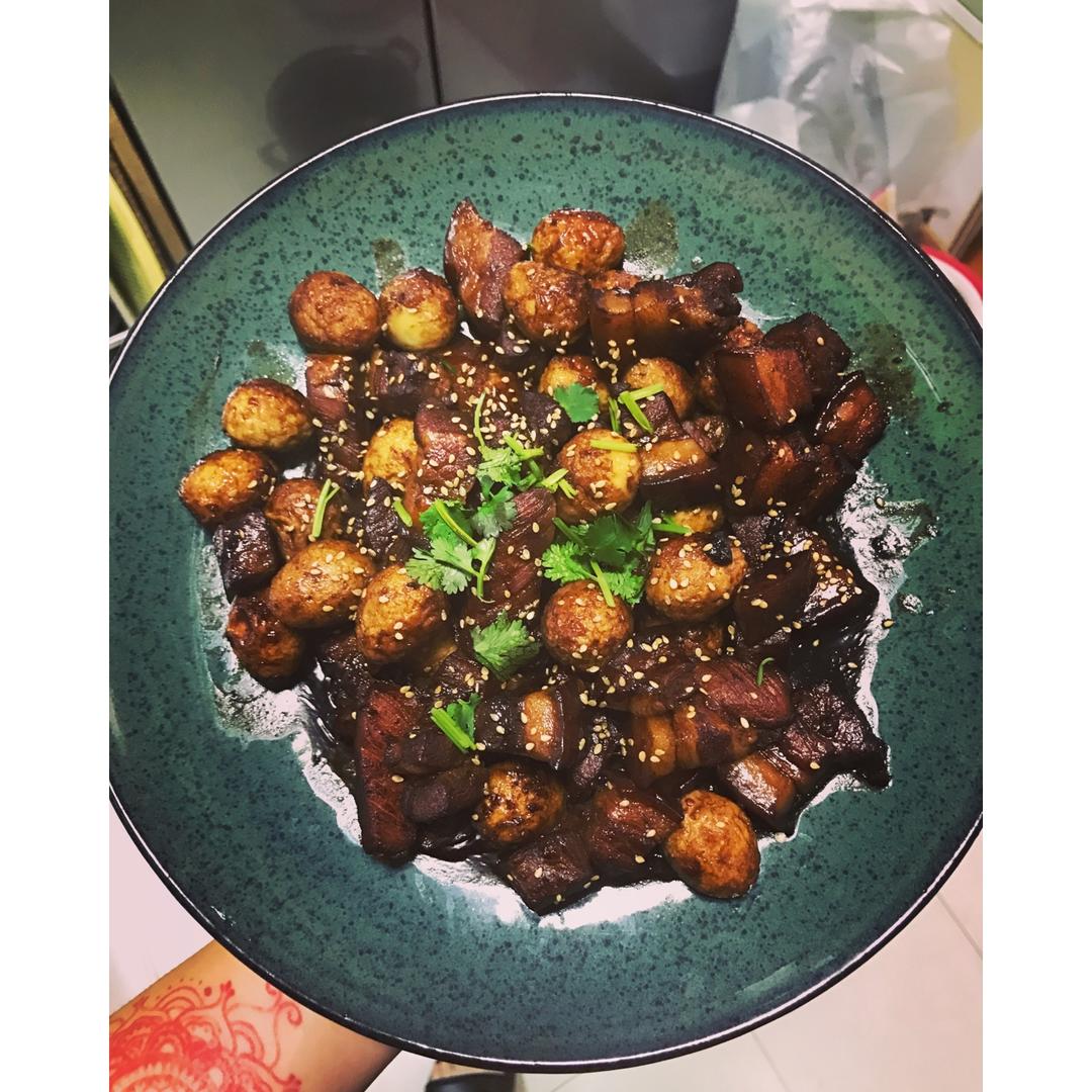 吃着碗里望着锅里的红烧肉