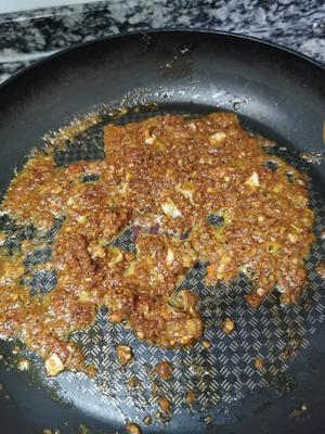 减脂鲜虾蟹黄豆腐煲的做法 步骤3