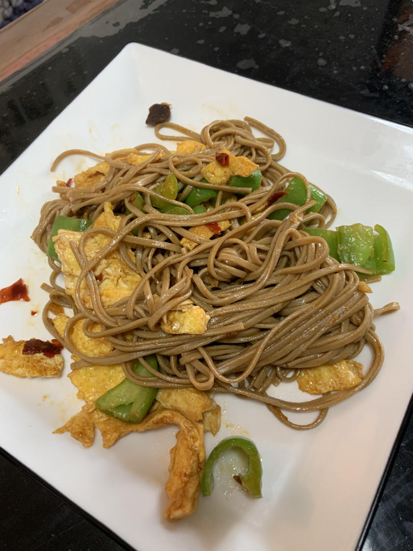 好吃到飞起青椒鸡蛋炒面！零失败