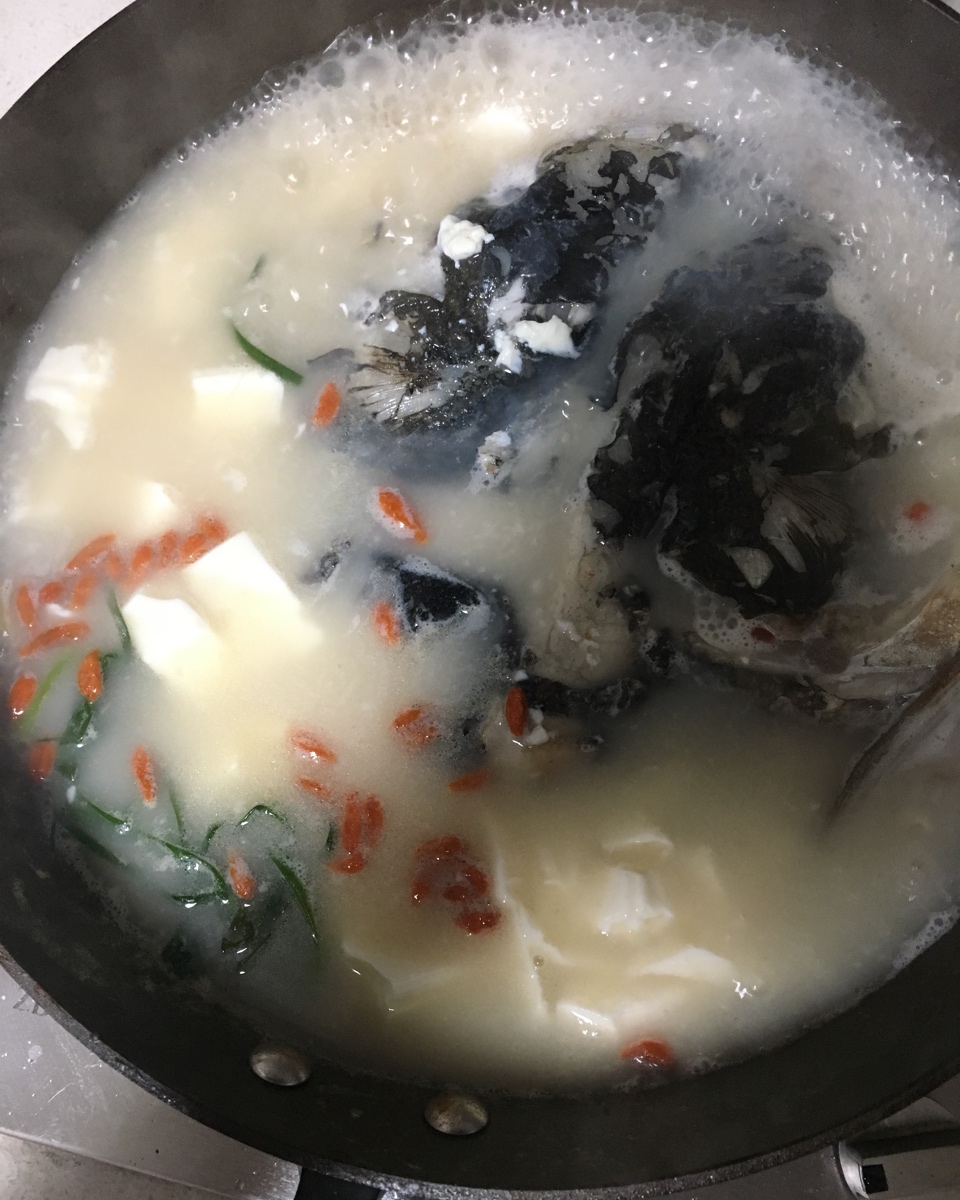 魚頭豆腐湯 遠歡做的魚頭豆腐湯 贊 胖頭魚魚頭(也叫大頭魚,花鰱),嫩