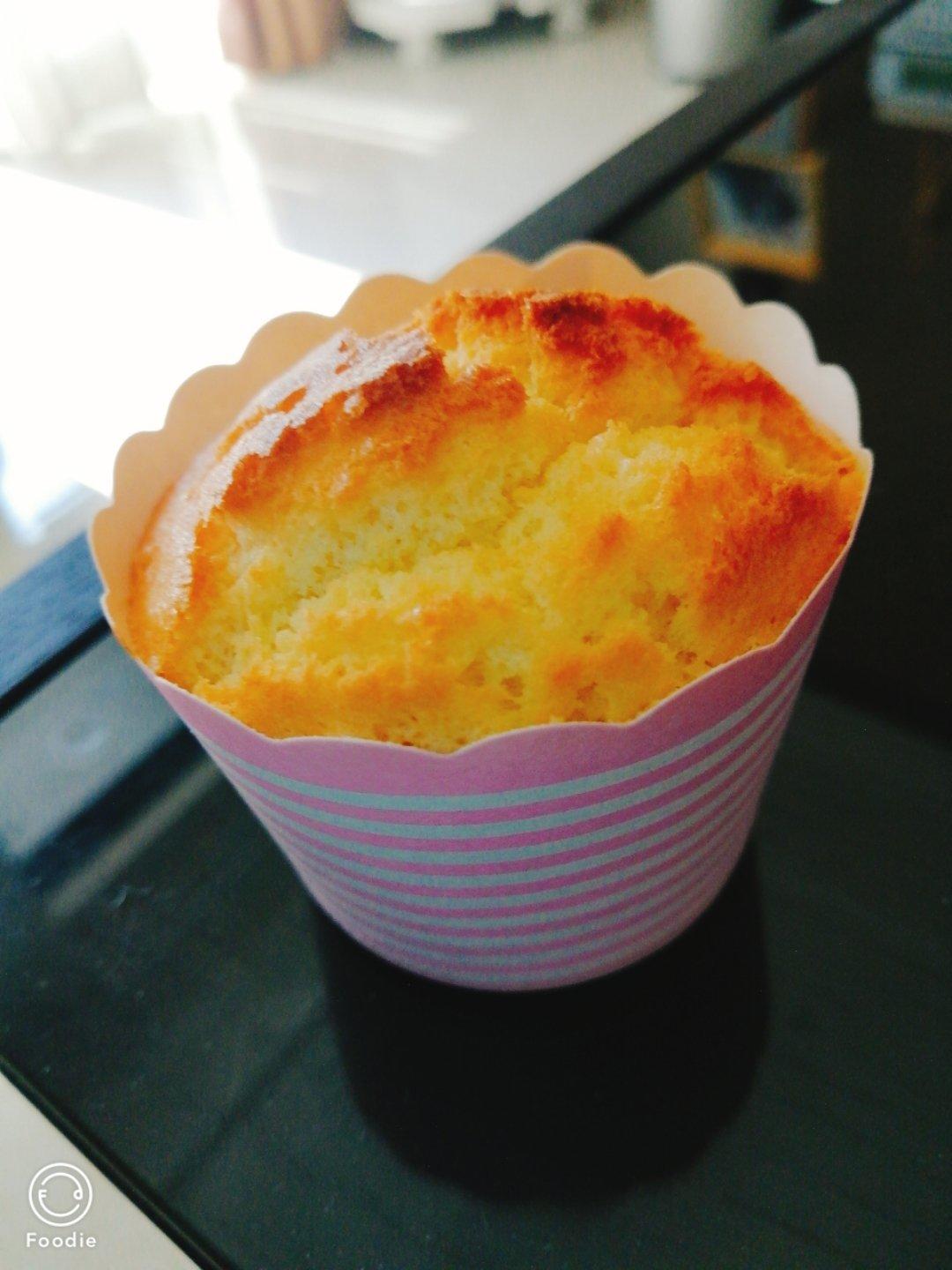 淡奶油海绵纸杯蛋糕