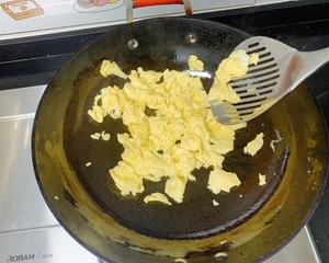 5分钟口菇炒鸡蛋😎的做法 步骤3
