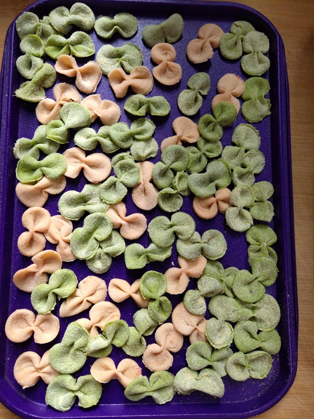 婴儿辅食：彩色卡通蝴蝶面