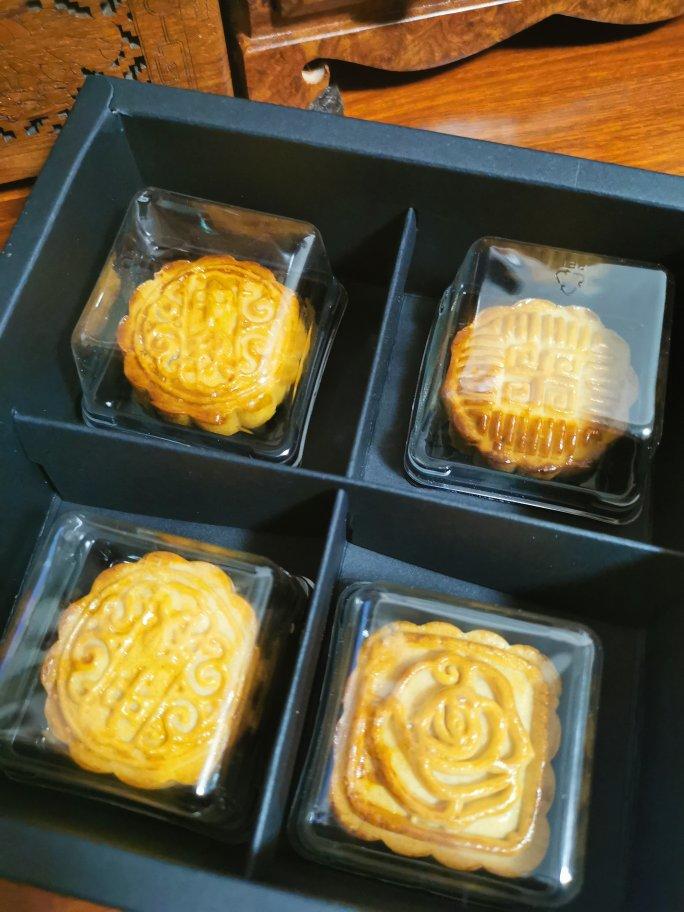 广式月饼—蛋黄莲蓉月饼