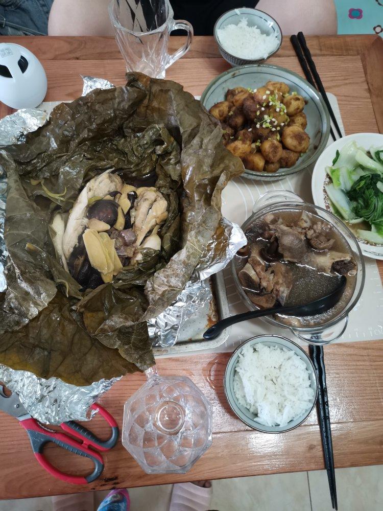 鲜嫩多汁的荷叶蒸鸡