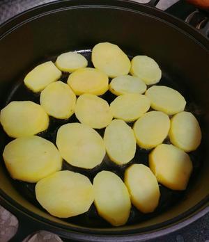 煎土豆块的做法 步骤2