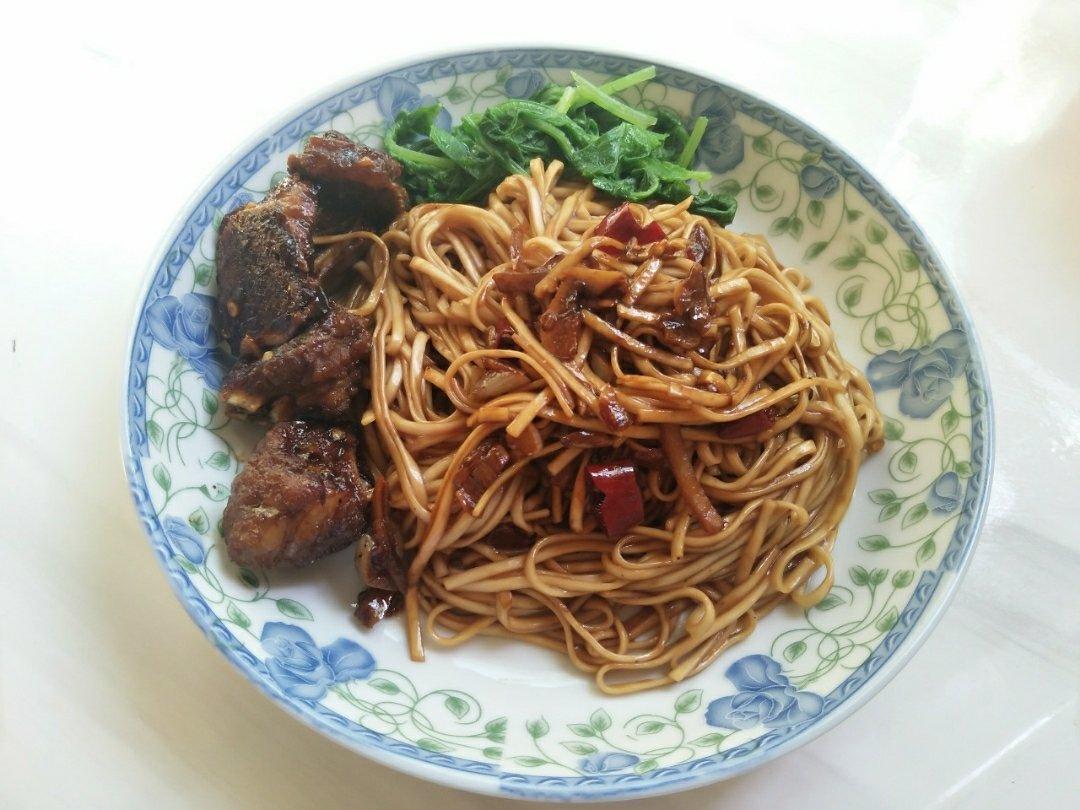 迎乐乐做的排骨干拌面