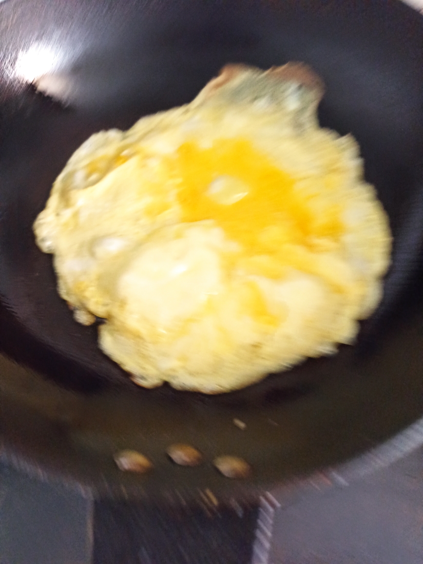 西兰花口蘑炒鸡蛋的做法 步骤6