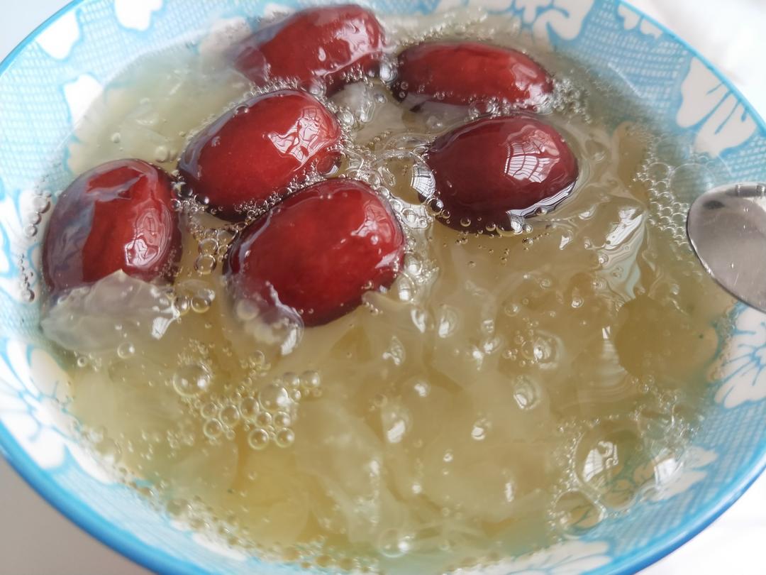 冰糖银耳红枣汤