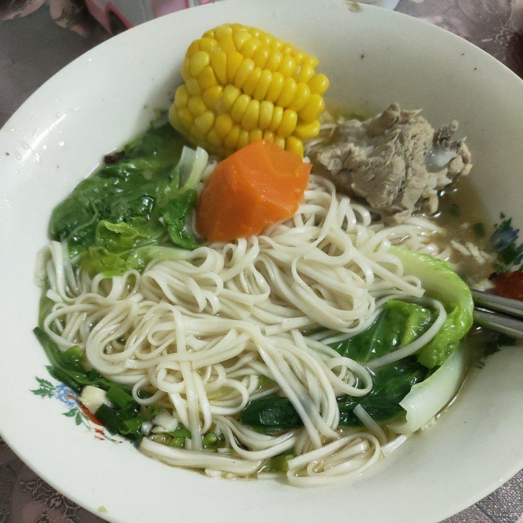 一碗清汤面 🍜 —— 秋日里的治愈系