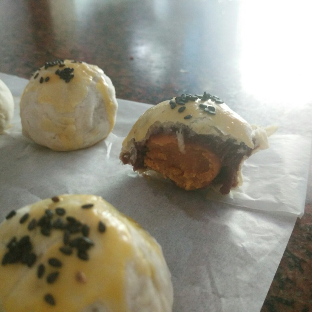 蛋黄酥 Danhuangsu