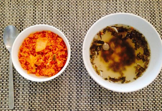 一人食：泡菜饭+紫菜汤的做法