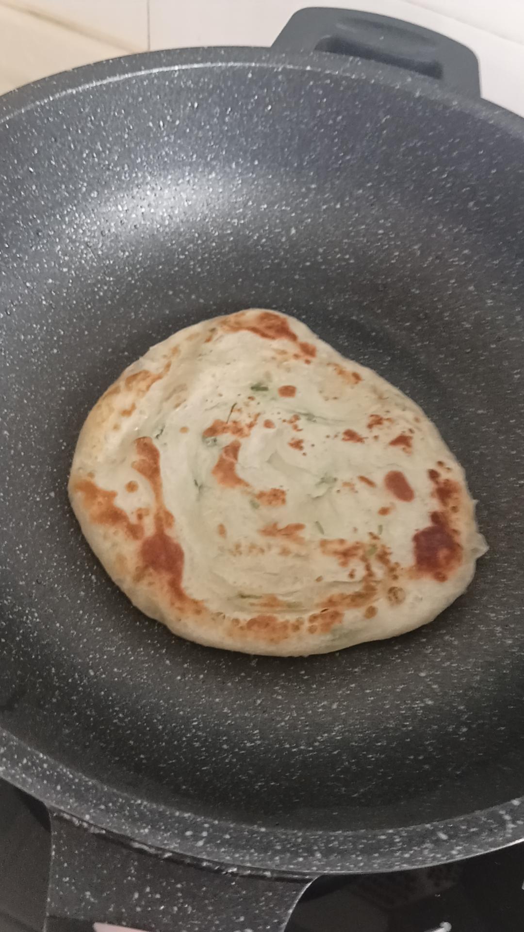 家常葱油饼 柔软多层 凉了也不硬 附细节视频详解