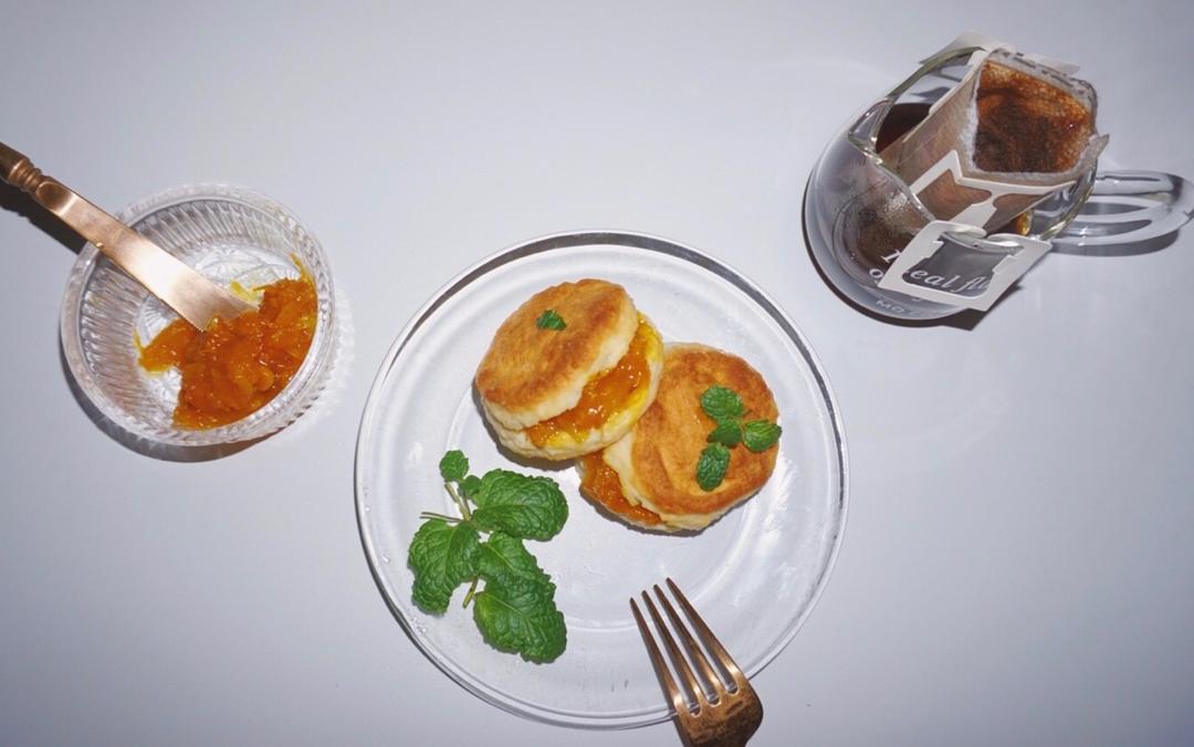 【视频】3分钟 奶油司康Scone(可能是世界上最快手的司康) 消耗淡奶油～