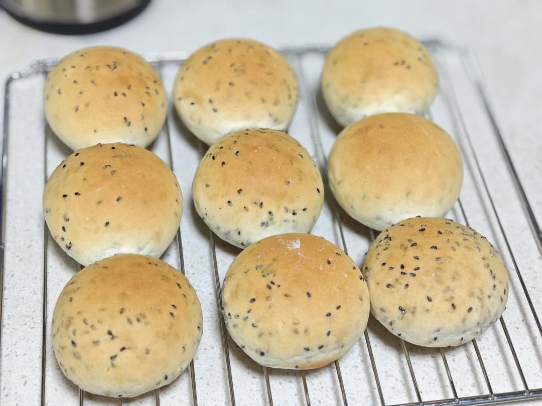 鲜奶黑芝麻餐包