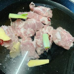 冬日美食|东北铁锅炖豆角排骨土豆（贴饼子一锅出）的做法 步骤4