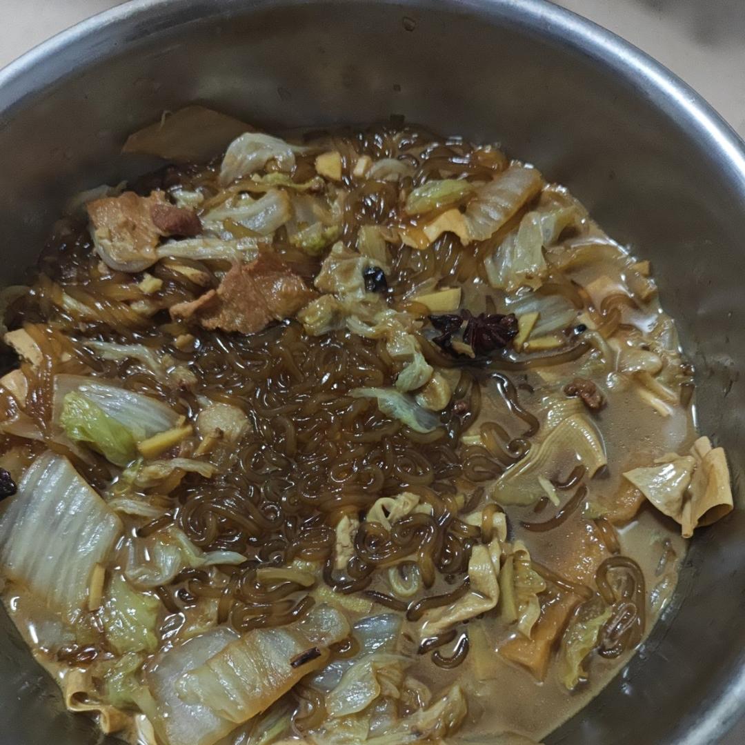 家常白菜炖粉条加豆腐泡
