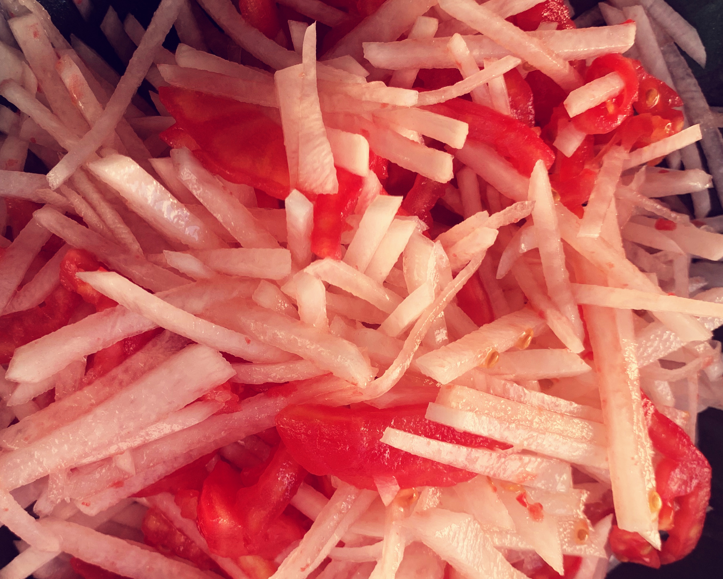 西红柿拌白萝卜（秋日化痰湿）的做法