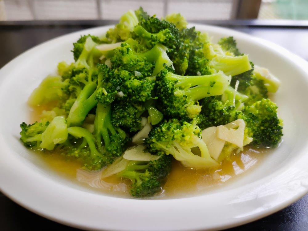 yutu麻麻做的又脆又绿清炒西兰花