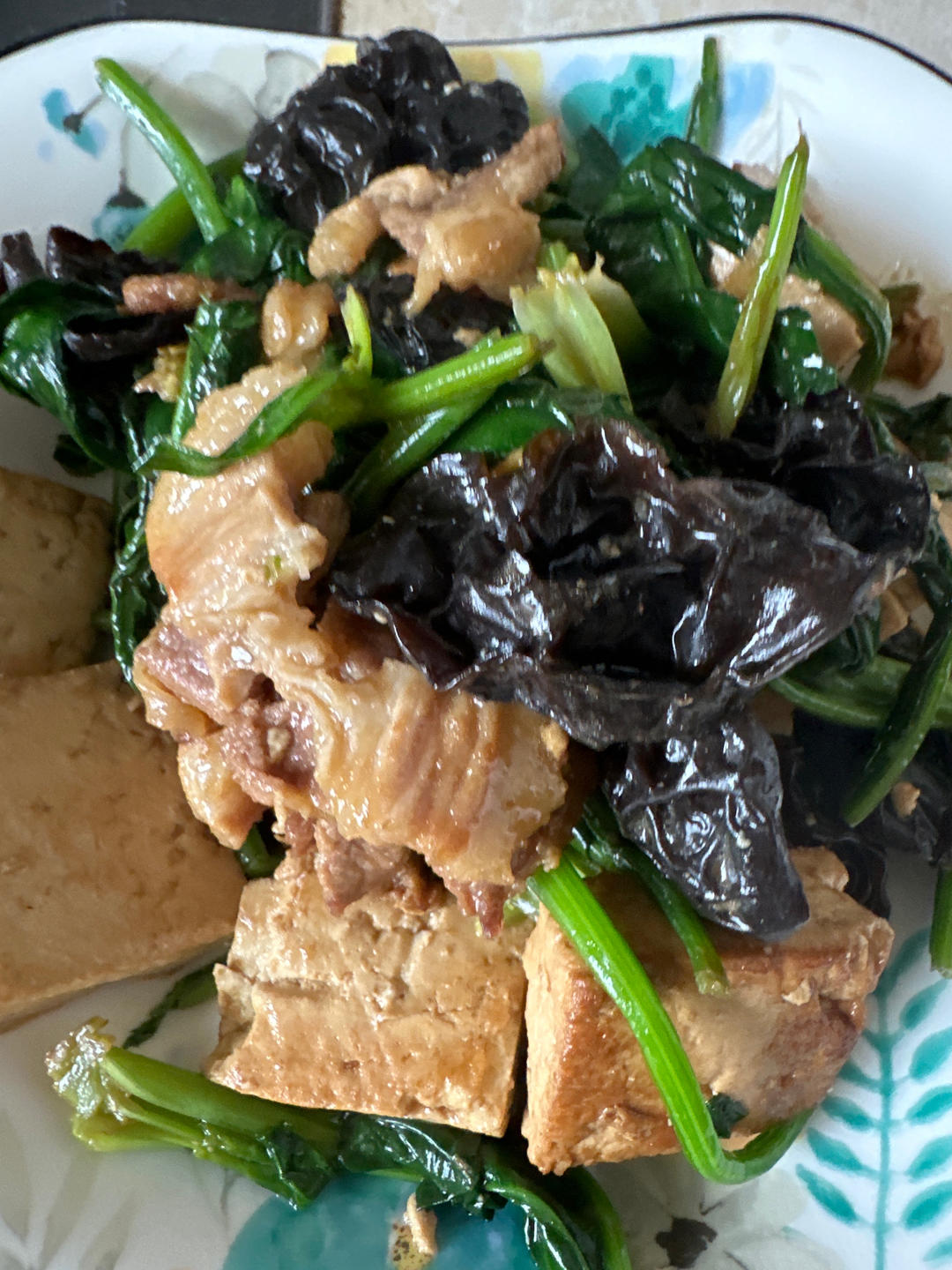 猪肉木耳炖菠菜豆腐