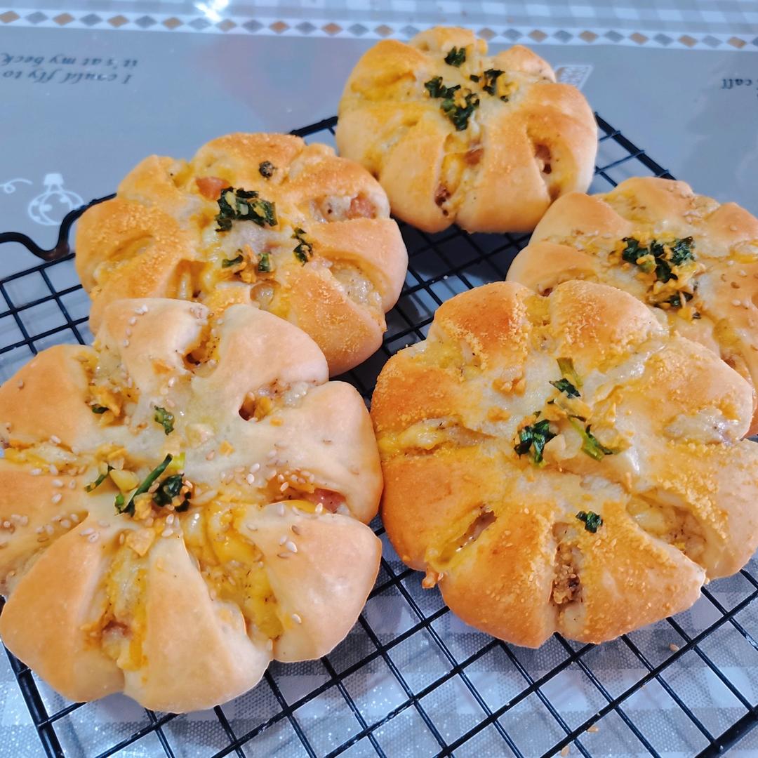 『美味咸香』椒盐土豆香肠花花包