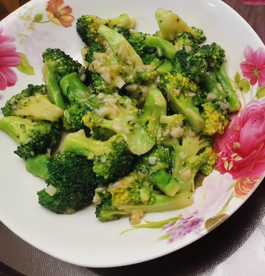 好吃到爆的耗油蒜蓉西兰花(从不修图，喜欢请关注)