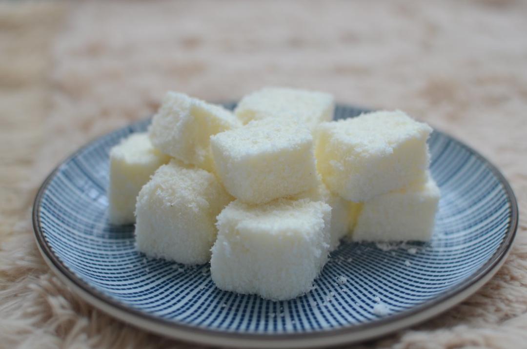椰丝牛奶小方糕