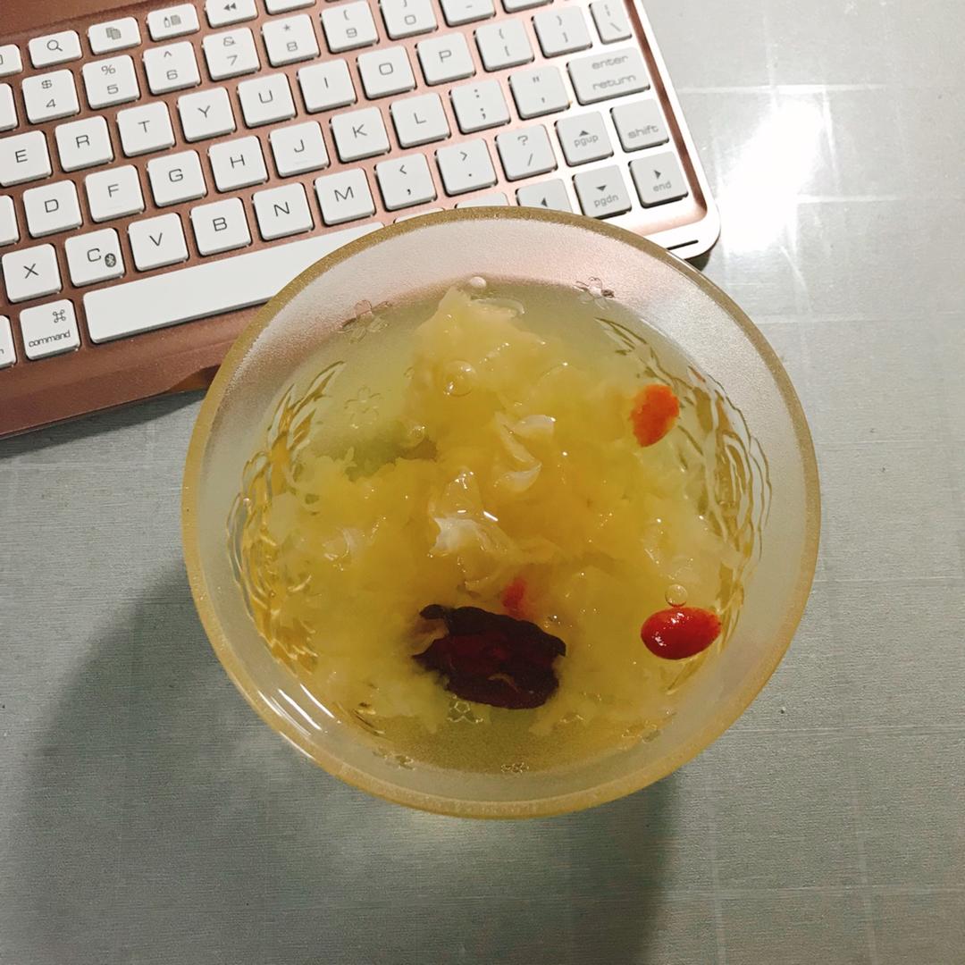 冰糖银耳红枣汤