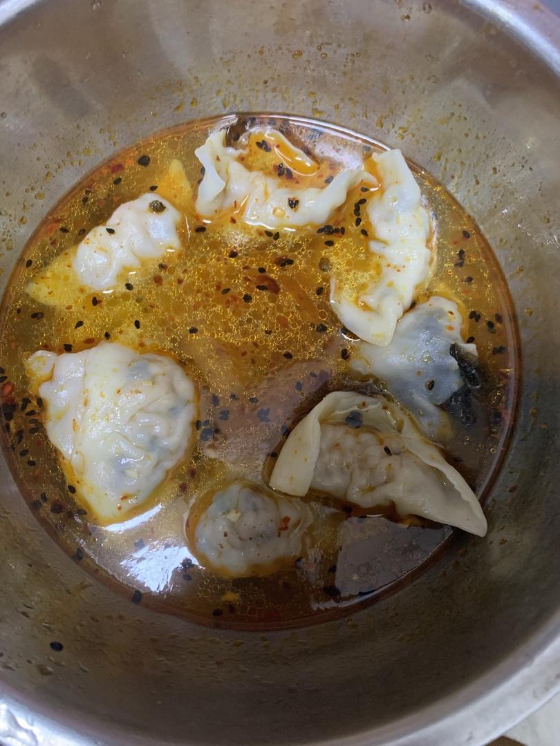 省时又便捷，没人能抗拒这碗酸汤水饺！🥟