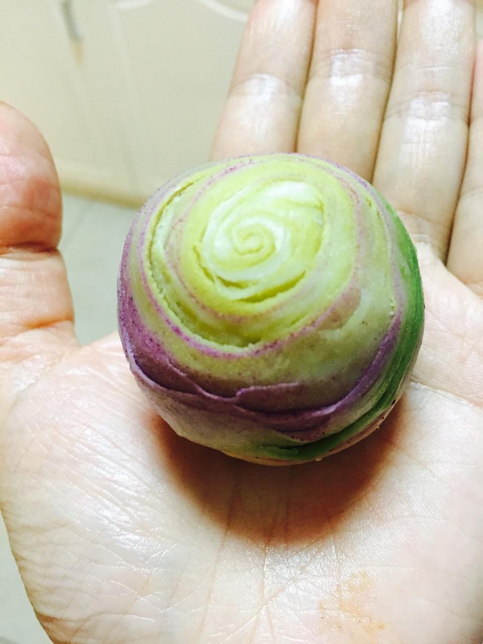 旋彩蛋黄酥