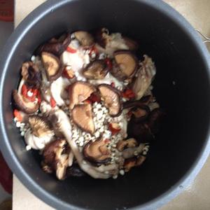 薏米枸杞香菇红枣鸡汤的做法 步骤2