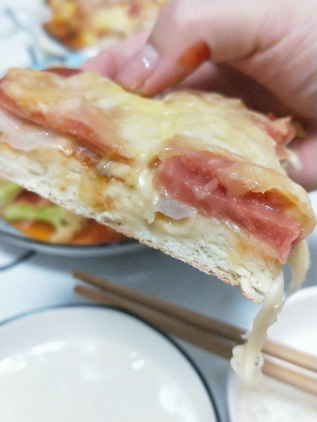 含宣软饼皮做法、自己在家也能做出馅料十足、超拉丝的美味诱人披萨
