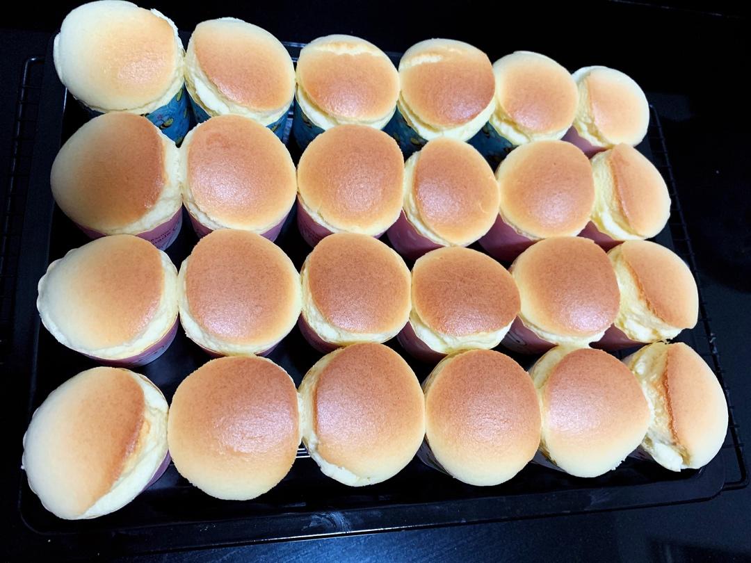 不皱不裂圆润饱满原味戚风纸杯蛋糕