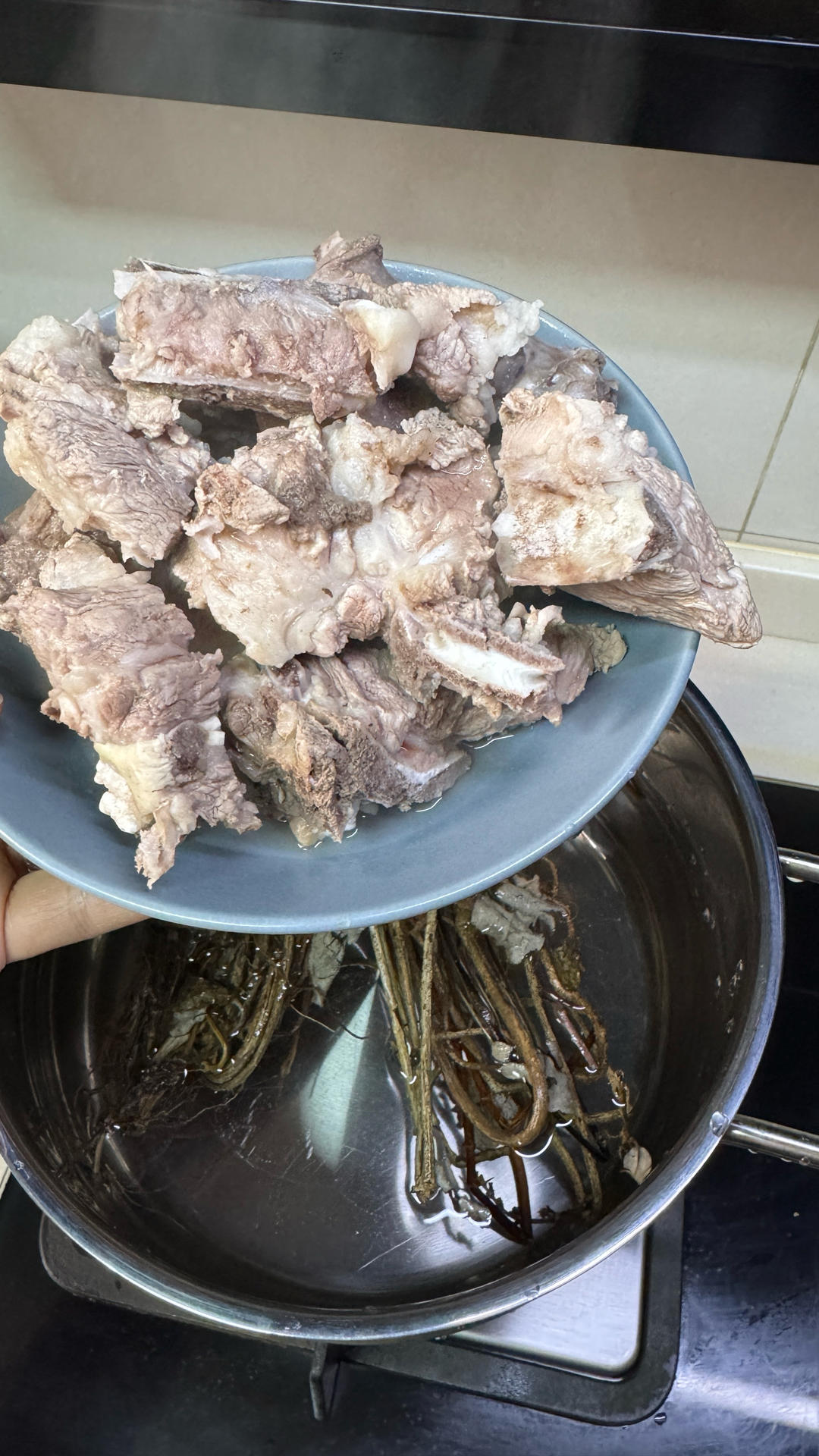 鸡屎藤排骨汤的做法 步骤3