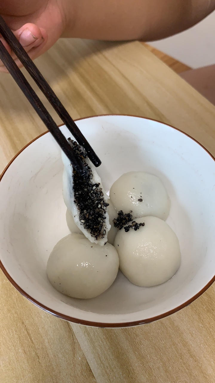 花生黑芝麻汤圆