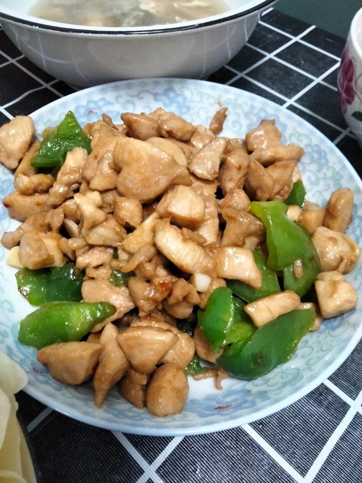 鸡胸肉炒三色蔬