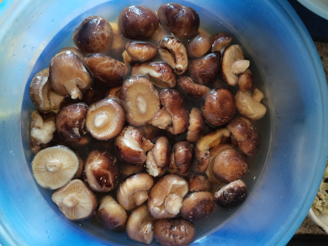 比肉还好吃的干香菇炖黄豆的做法 步骤1
