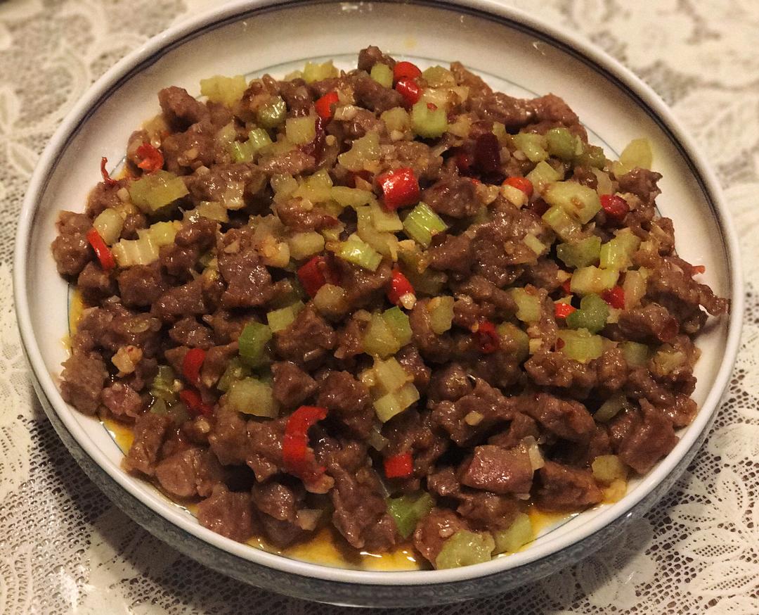 芹菜牛肉粒的做法