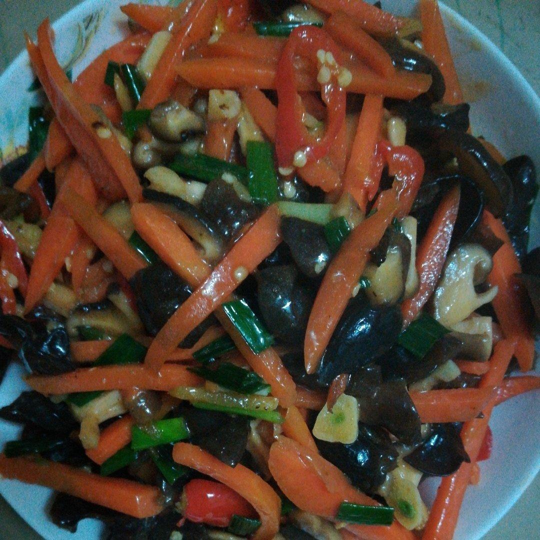 胡萝卜香菇炒木耳