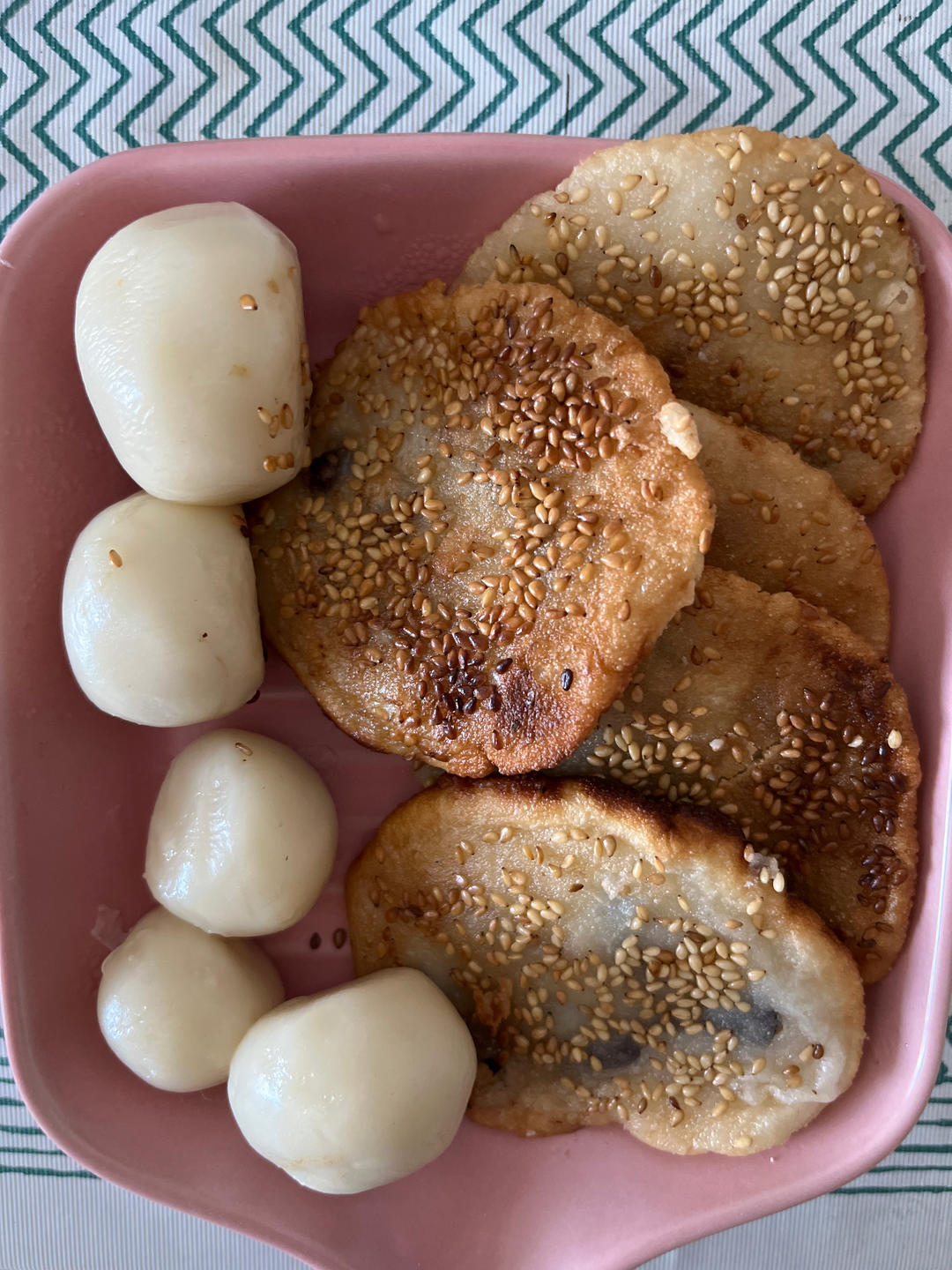 一个苹果  一碗糯米粉  这么做软糯香甜  好吃极了  带馅的苹果糯米饼