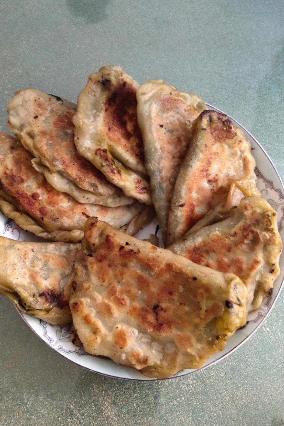 徐家两位大小姐做的韭菜盒子家庭版