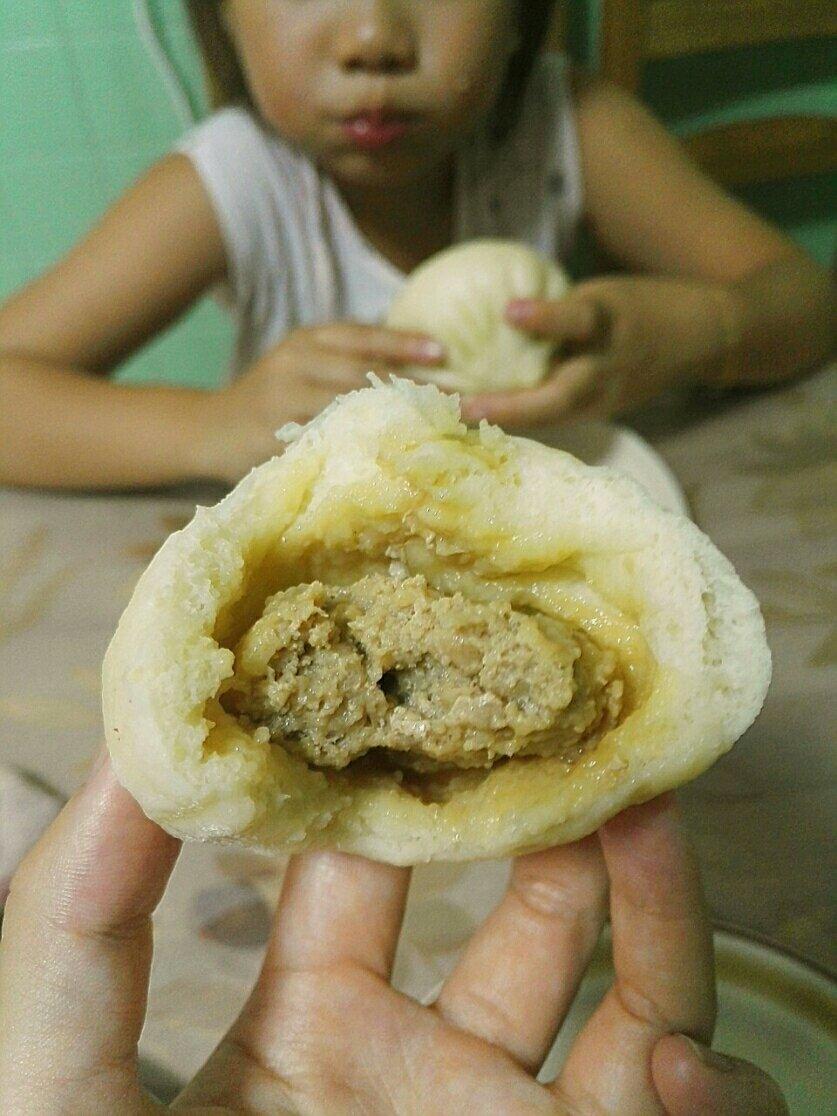 松软多汁的肉包子