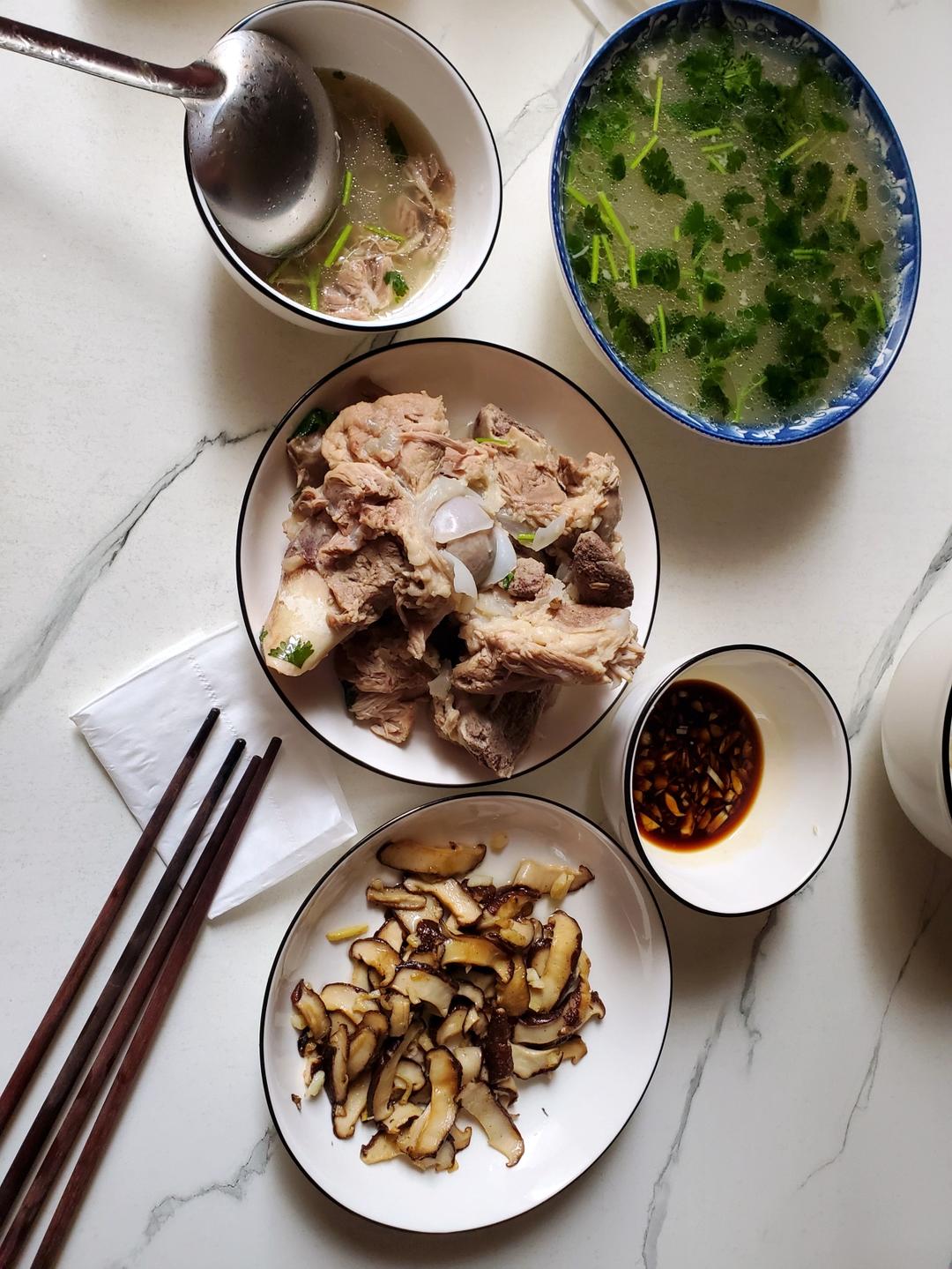 非常简单又美味的大骨头汤