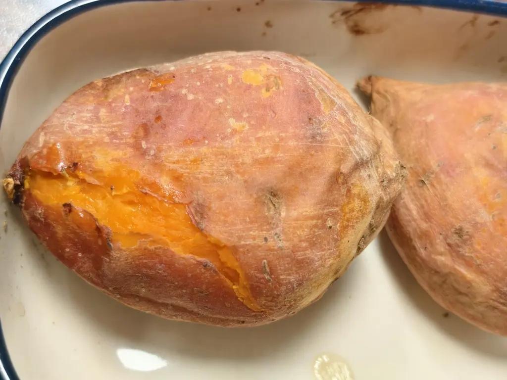 【健康三餐】简单好吃的微波炉烤红薯