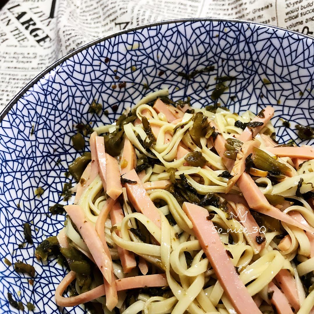 5分钟简单快手 老坛酸菜火腿拌面的做法