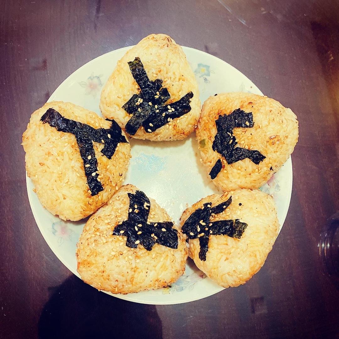 剩米饭的神仙吃法，肉松酱油烤饭团，平底锅就能做哦～