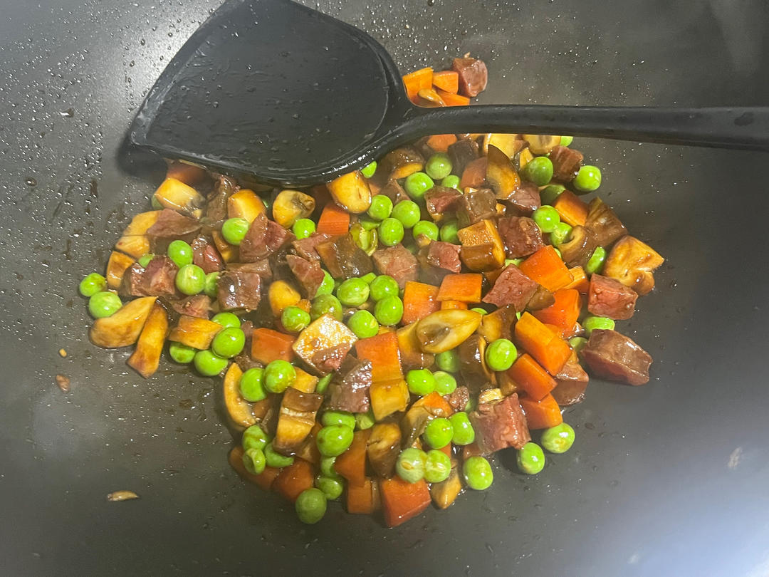 懒人必备～电饭煲腊肠焖饭