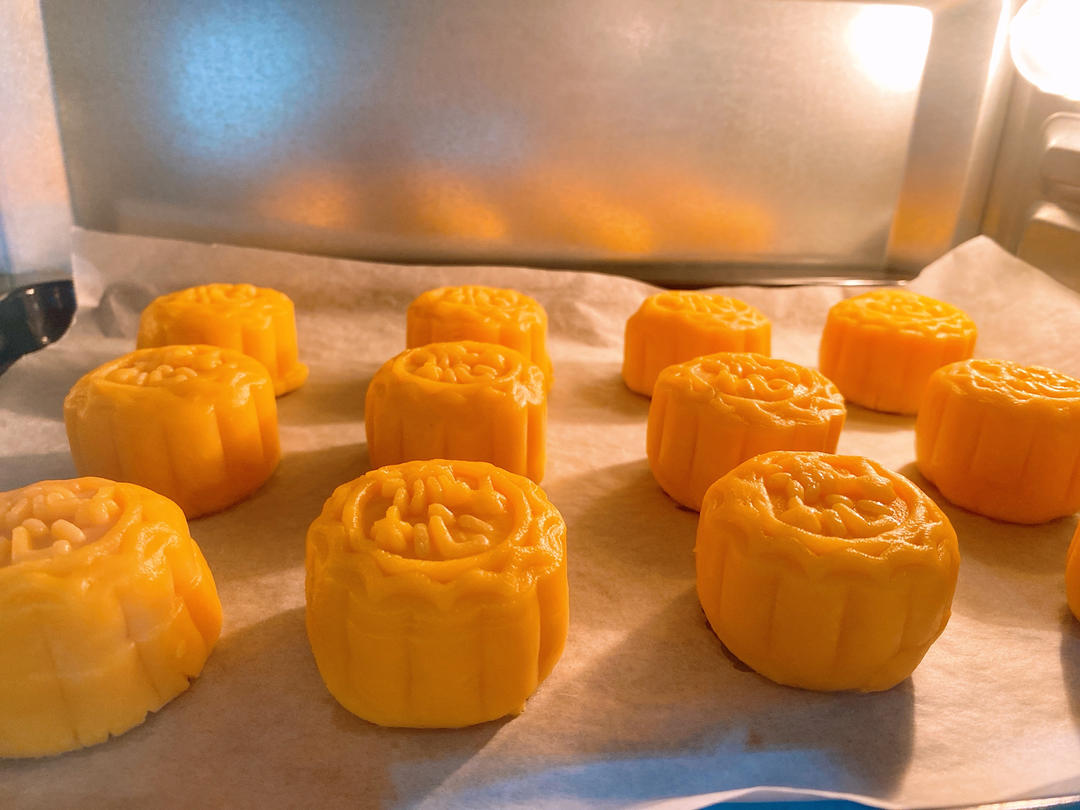 💃奶黄流心月饼——这是可以让你坐稳朋友圈厨霸位置的月饼🥮，没人点赞算我输👎