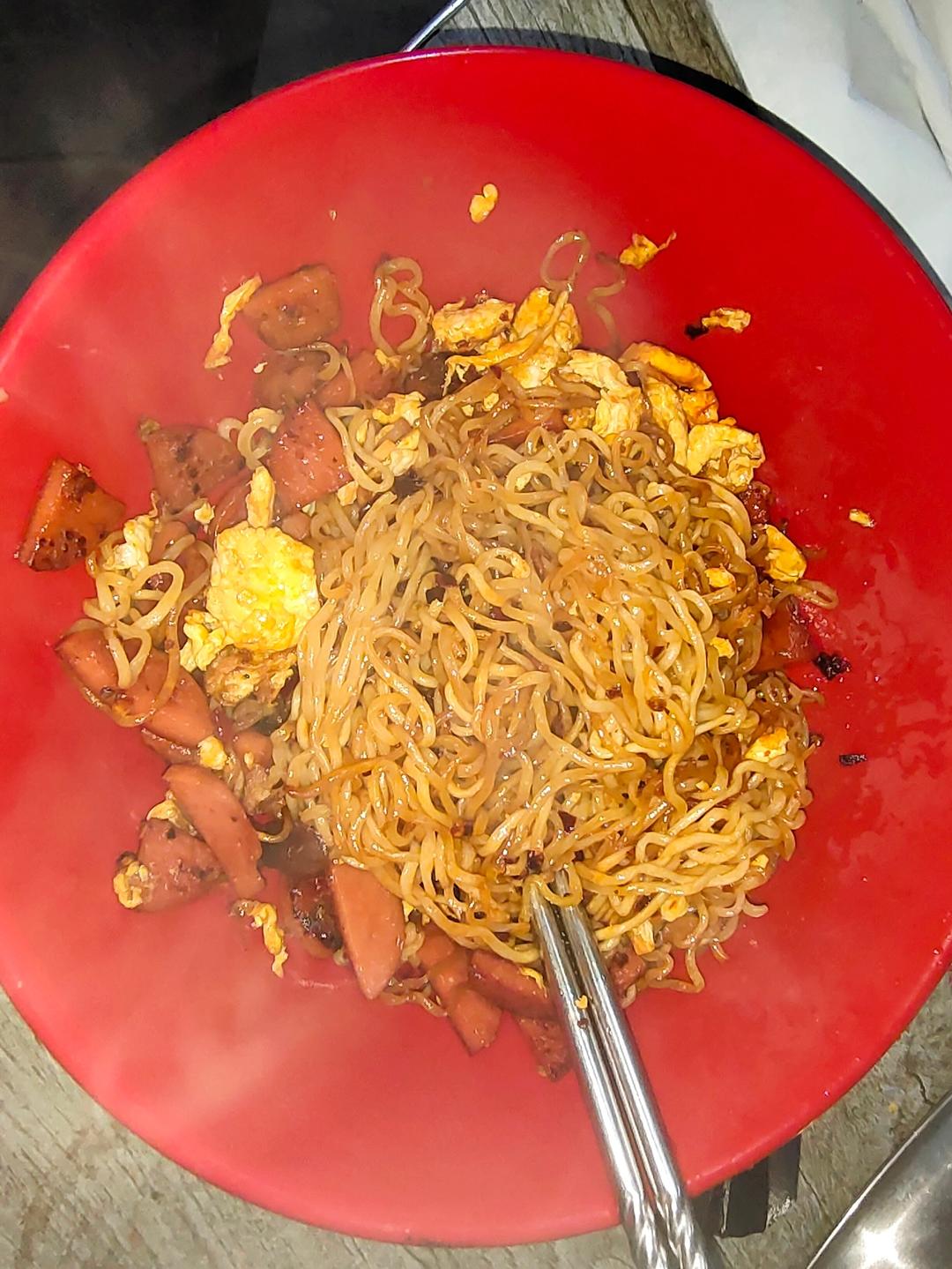 怎么吃都吃不腻的炒方便面～超级好吃！